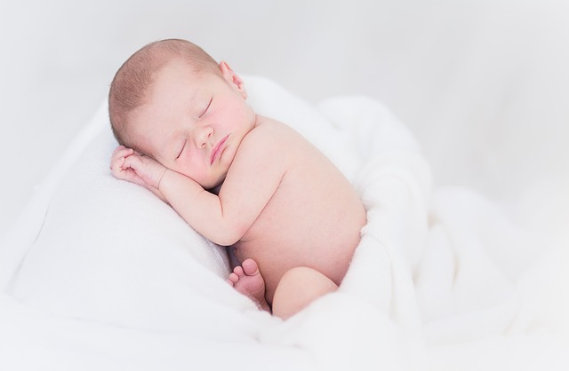 Bébé ne dort pas, comment l'ostéopathie peut-elle améliorer son